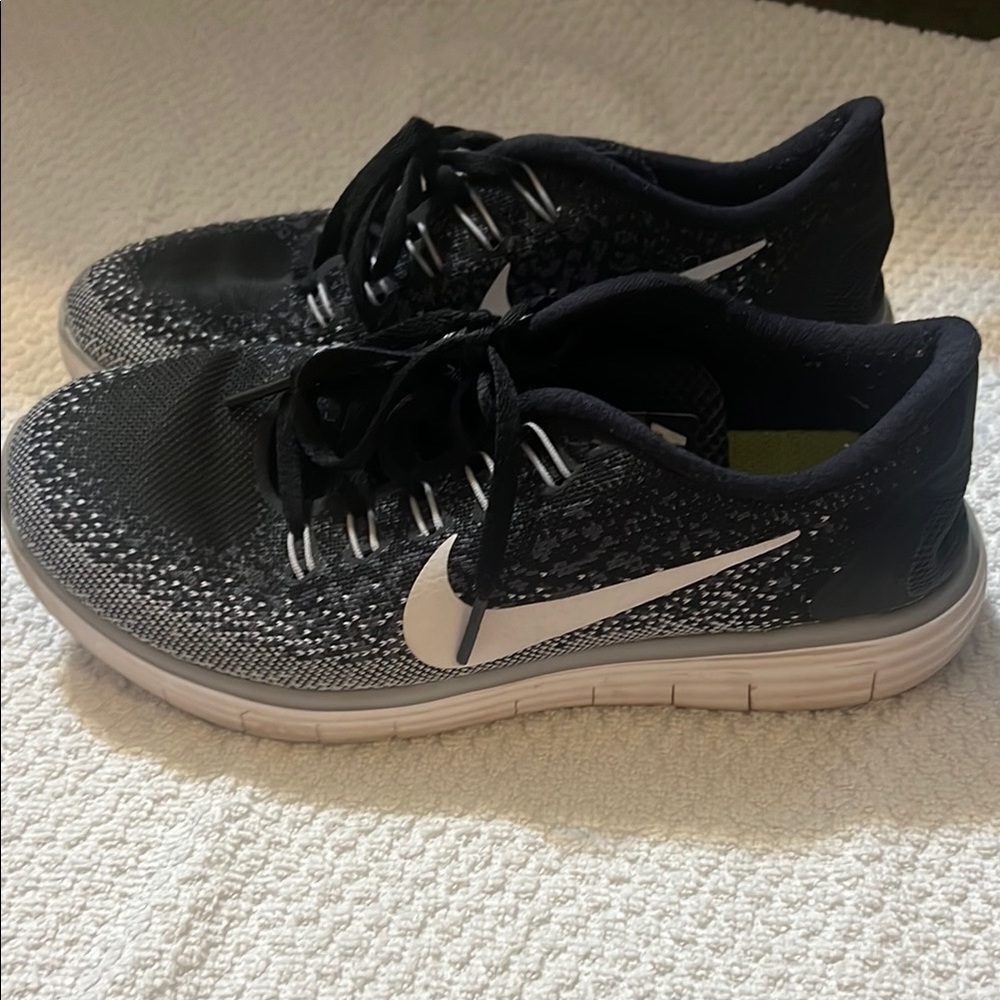 Nike Black and White Athletic Sneakers size 8 So comfy!!